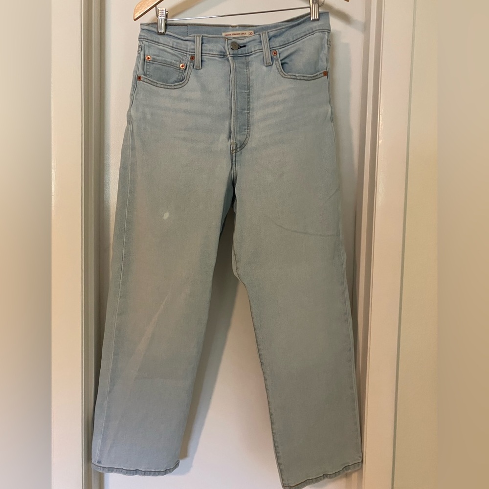 Levi’s Ribcage Straight Ankle Jeans in light wash